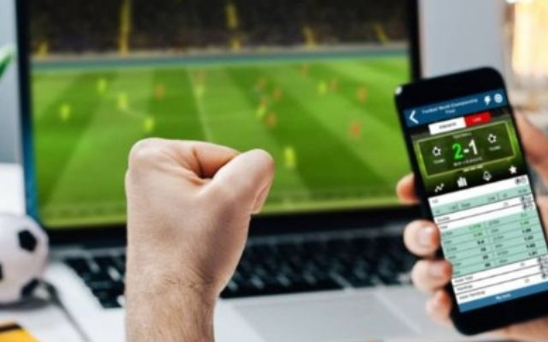 Live Betting (Cược Trực Tiếp) là gì? Lợi thế và rủi ro của việc đặt cược khi trận đấu đang diễn ra.