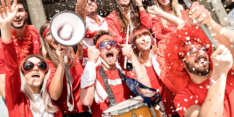 Người hâm mộ vỡ òa trong niềm vui chiến thắng