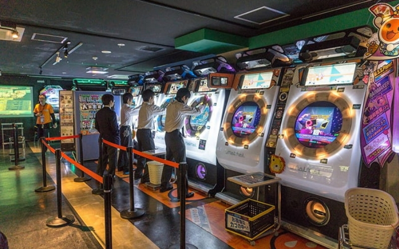 Tại sao các máy game arcade lại có thiết kế rực rỡ sắc màu