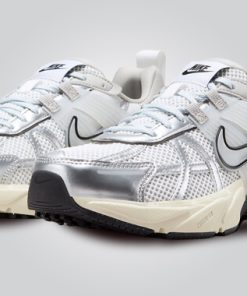 nike-v2k-run-summit-white-metallic-silver